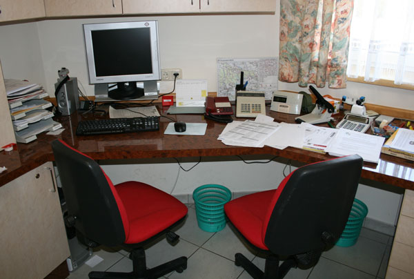 Der Kommandoraum mit Computer und Funkanlage